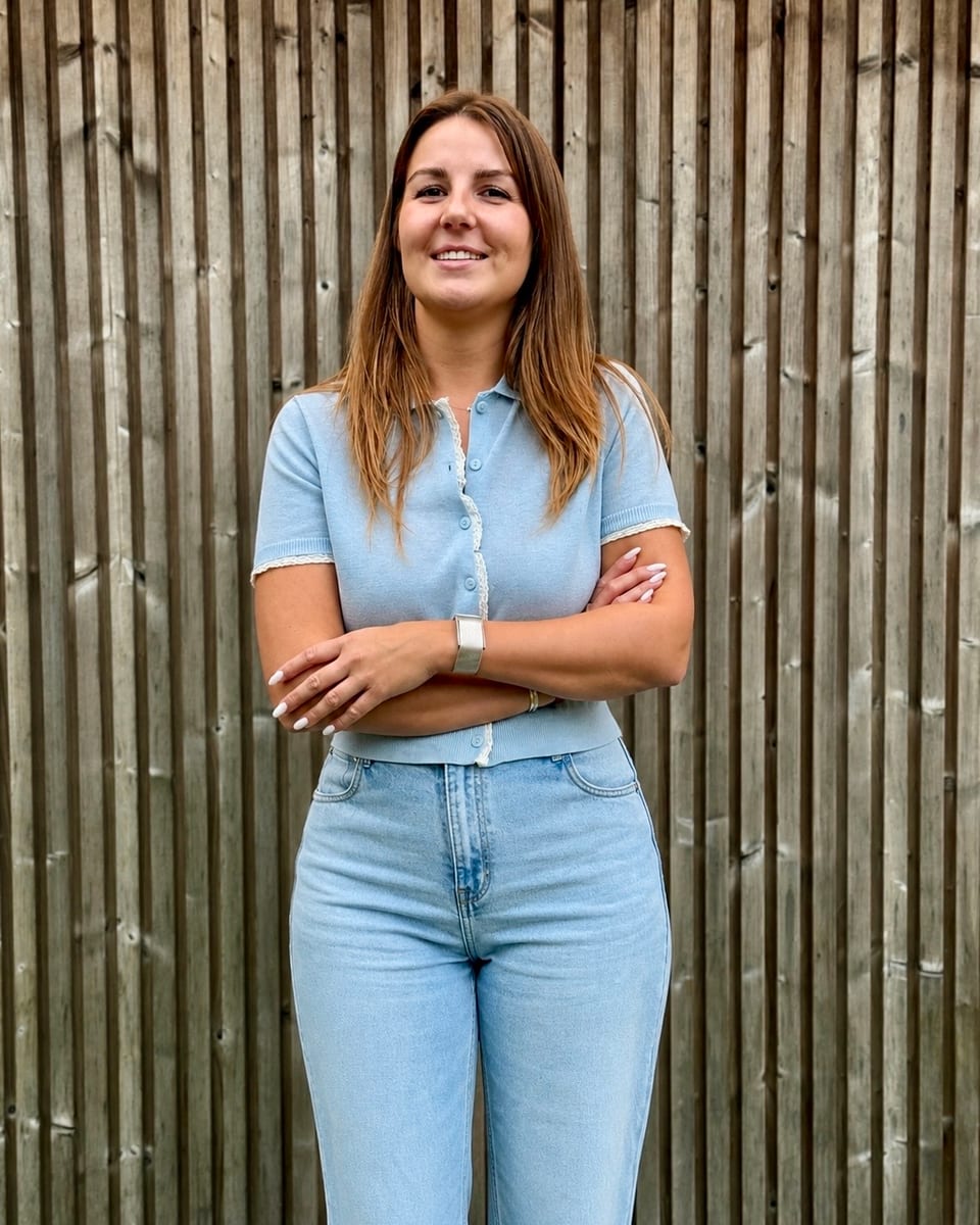 Britt Stremersch, energiedeskundige type A, voor de houten gevel van EPC Lochristi