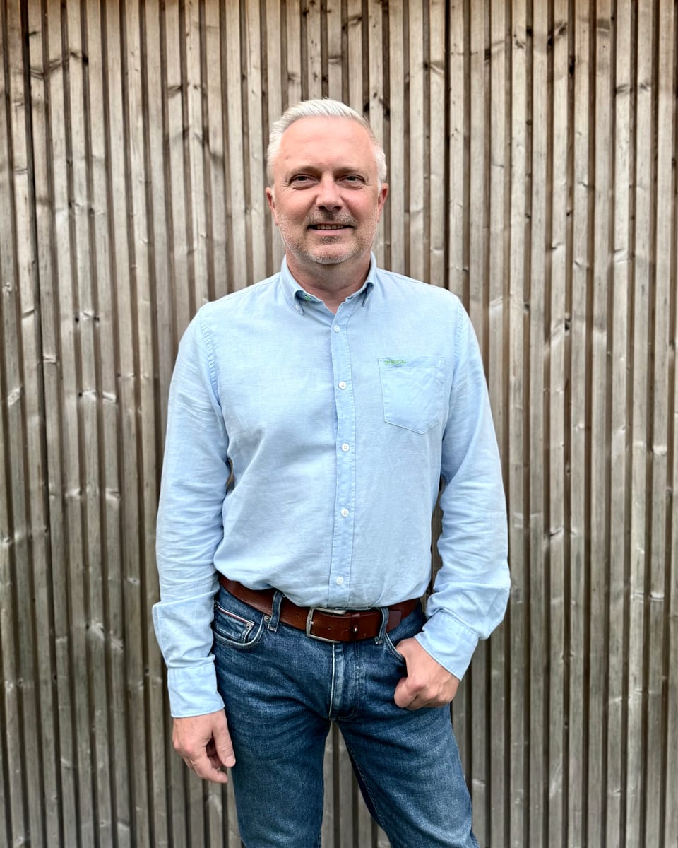 Thomas D'haemer, zaakvoerder van EPC Lochristi, voor de houten gevel